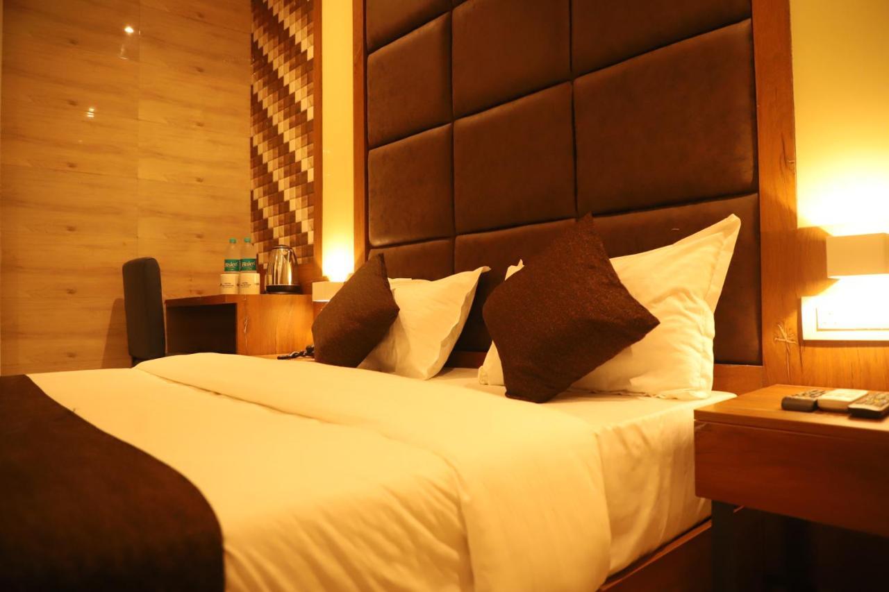 Hotel Sai Pritam Мумбаї Екстер'єр фото