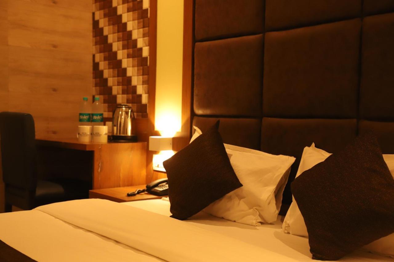 Hotel Sai Pritam Мумбаї Екстер'єр фото